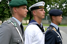 Ossis dělají kariéru v armádě.