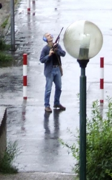 Napřed střílel v bytě, pak na ulici.
