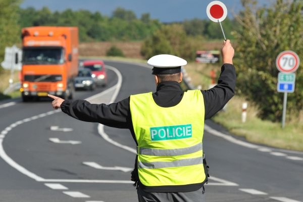 Policie při dopravně bezpečnostní akci. Policie při dopravně bezpečnostní akci.
