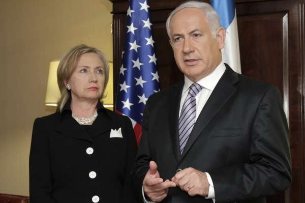 Premiér Netanjahu s Hillary Clintonovou po příletu do Washingtonu. Premiér Netanjahu s Hillary Clintonovou po příletu do Washingtonu.