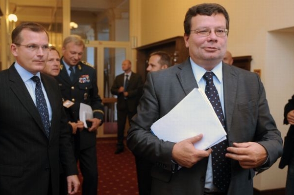 Vondra (vpravo) představil své plány s armádními zakázkami.