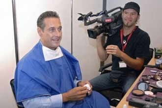 Heinz-Christian Strache, šéf svobodomyslných, v TV studiu.