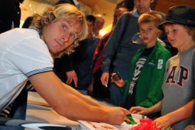 Bývalý fotbalista potěšil zájemce o autogramy.