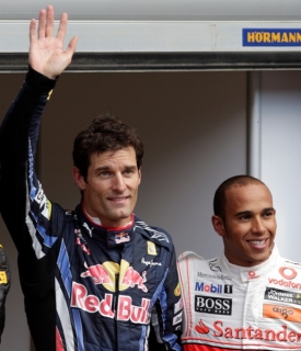 Mark Webber (vlevo) a Lewis Hamilton.