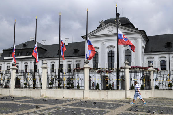 Vlajky na půl žerdi před bratislavským Prezidentským palácem. Vlajky na půl žerdi před bratislavským Prezidentským palácem.