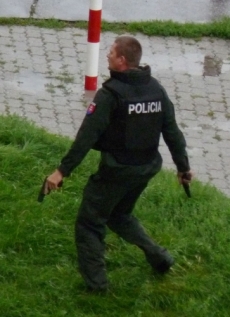 Policisté se dlouho nemohli dostat skrz vrahovu střelbu.