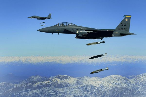 F-15 shazují bomby na afghánské jeskynní úkryty (ilustrační foto).