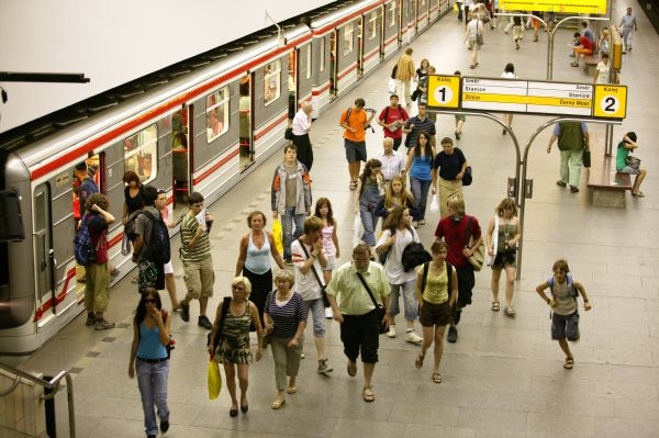 Pražské metro prodlouží provoz.