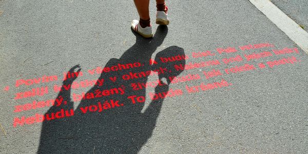 Poezie na chodníku.