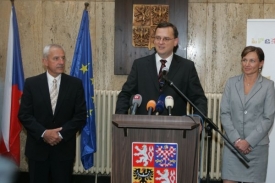Premiér Petr Nečas (uprostřed).