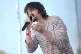 Bárta často vystupuje na festivalech, pravidelně na akci Mezi ploty.