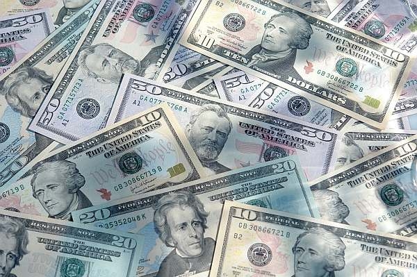 Dolar je v krizi výhodnější investicí než zlato, tvrdí prorok Roubini.