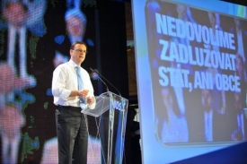Nečas zvolil stejně jako Cameron a Obama neformální styl.
