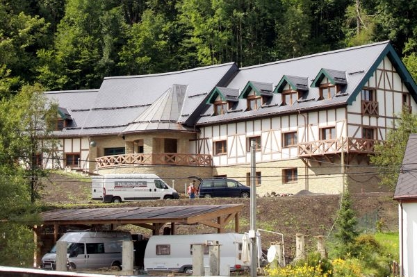 Tento penzion u Pradědu si staví hejtman Palas.