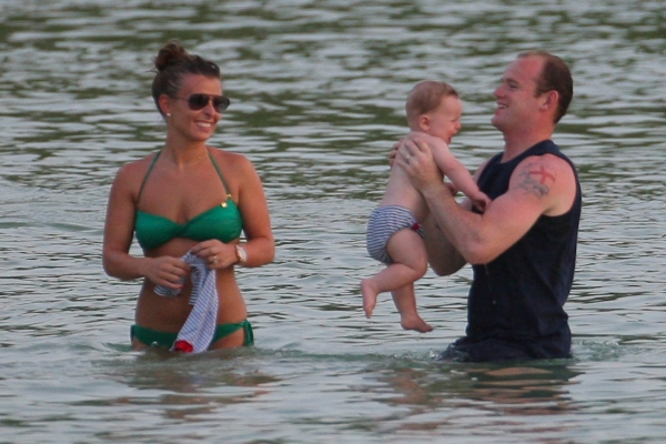 Rooney podvedl svou těhotnou manželku Coleen. Rooney podvedl svou těhotnou manželku Coleen.
