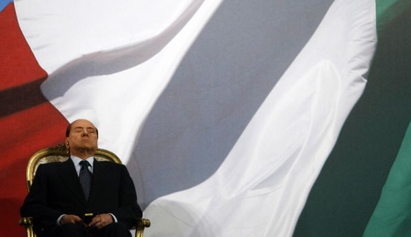 Vládní strana Silvia Berlusconiho se rozpadla. Vládní strana Silvia Berlusconiho se rozpadla.