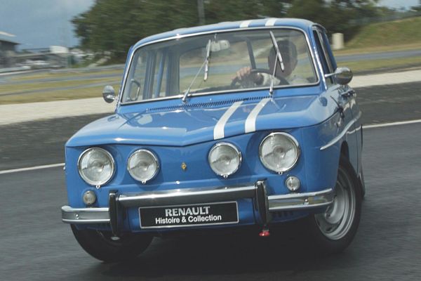 Pro pamětníky - soutěžní vůz R8 Gordini.