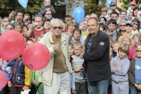 Slavnostní odhalení zahájil režisér Břetislav Pojar (vlevo).