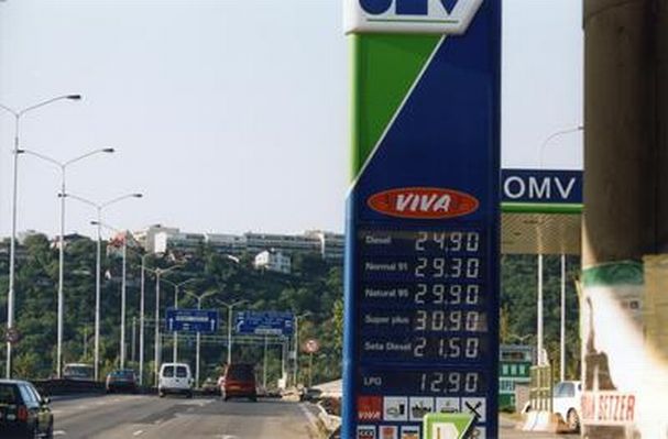 Ceny pohonných hmot pokračují v mírném poklesu.