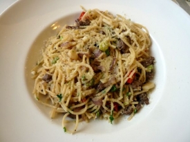 Špagety aglio olio s hovězí svíčkovou.