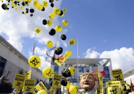 Protesty proti jádru před kancléřstvím v Berlíně.