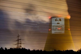 Protestní projekce Greenpeace na jaderné elektrárně Emsland