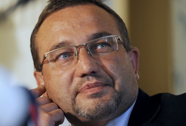 Ministr Dobeš chce snížit dávky, aby zvýšil vzdělanost Romů.