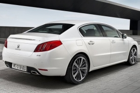 Zadní linie sedanu Peugeot 508.