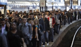 Pařížské metro jezdí jen zčásti.