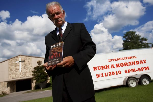 Kazatel &amp;amp;amp;quot;holubiččí&amp;amp;amp;quot; církve Terry Jones se svou knihou Islám je od ďábla.