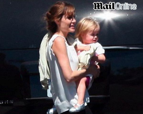Angelina Jolie s dvojčátkem Vivienne.