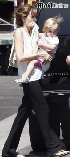 Angelina Jolie s dcerkou Vivienne.