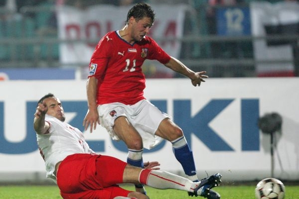 Radek Šírl (v červeném) v dresu národního týmu.