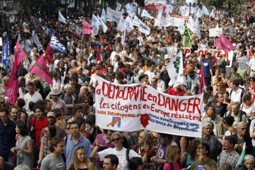 "Demokracie v nebezpečí", hlásali protestující v Paříži. "Demokracie v nebezpečí", hlásali protestující v Paříži.