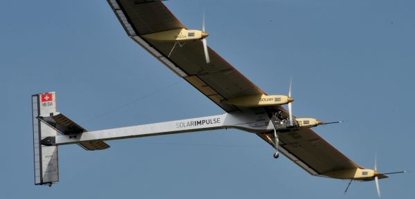Experimentální letadlo na sluneční pohon se chystá na přelet celého Švýcarska. Oznámil to tým švýcarských vědců, který s letounem Solar Impulse uskutečnil počátkem července první čtyřiadvacetihodinový let bez přerušení. Letoun tehdy poprvé v historii letěl den a noc bez jakéhokoli paliva jen na solární pohon.
