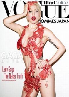 Gaga oblečená v mase rozhořčila ochránce zvířat.