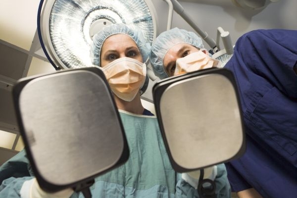 Nákup nových defibrilátorů se prodlužuje kvůli prošetřování tendru.