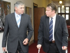 Jaroslav Palas (vlevo) odmítá v souvislosti s penzionem odpovídat.