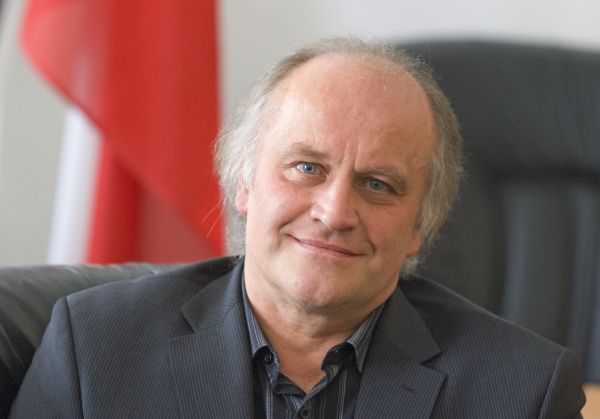 Michael Kocáb podal rezignaci, ale vláda řešila důležitější věci.