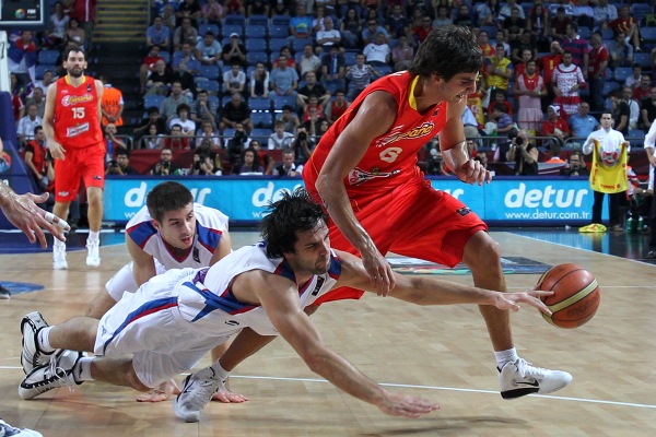 Srbové (v bílém) slaví po vyřazení Španělů postup do semifinále.