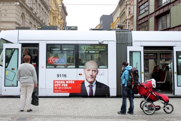 Volební tramvají přijel zahájit kampaň i Schwarzenberg.
