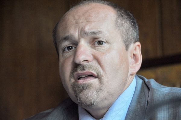 Ministr Fuksa chce razantně snížit počet úřadů. Ministr Fuksa chce razantně snížit počet úřadů.