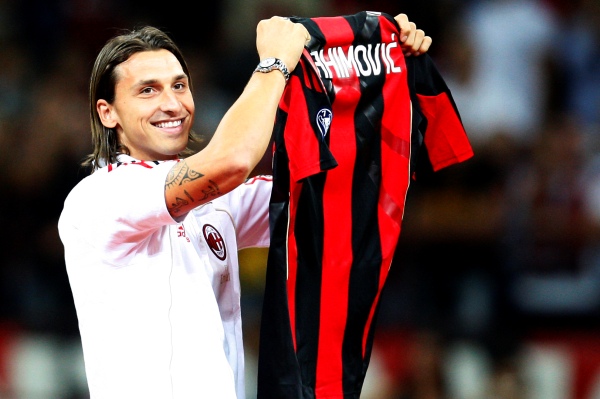 Zlatan Ibrahimovič pózuje s dresem AC Milán.
