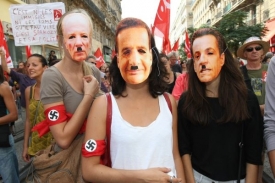 Francouzky s nacistickými symboly a tvářemi politiků, kteří stojí za vysídlením. 