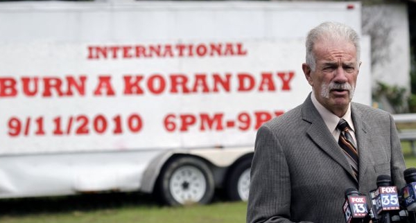 Terry Jones mluví o svém plánu na spálení koránu. Terry Jones mluví o svém plánu na spálení koránu.