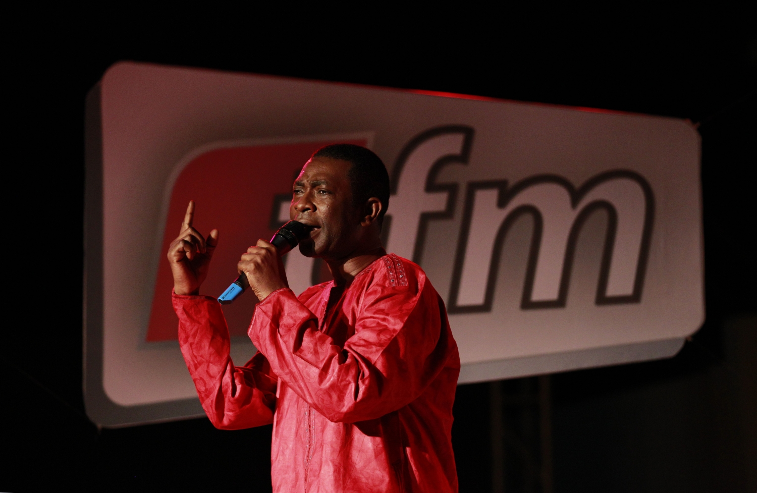 Senegalský zpěvák Youssou N'Dour rozjíždí televizi - a každý s ním chce být zadobře. Senegalský zpěvák Youssou N'Dour rozjíždí televizi - a každý s ním chce být zadobře.