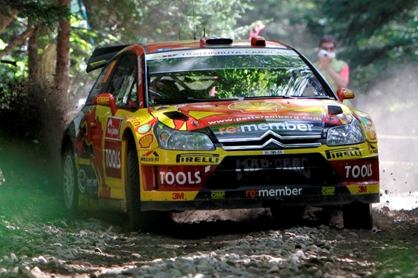 Petter Solberg v japonských lesích. Petter Solberg v japonských lesích.