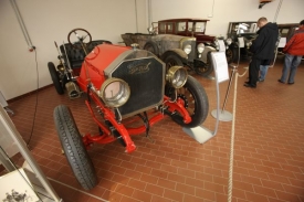 Simplex z roku 1914, 90 koní, objem čtyřválce 9800 ccm.