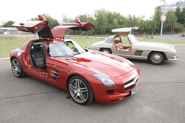 Mezi historickými mercedesy se na výstavě vyjímal současný model SLS. 