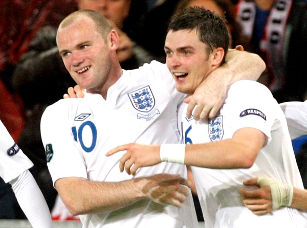 Wayne Rooney (vlevo) se spoluhráčem z reprezentace Adamem Johnsonem.